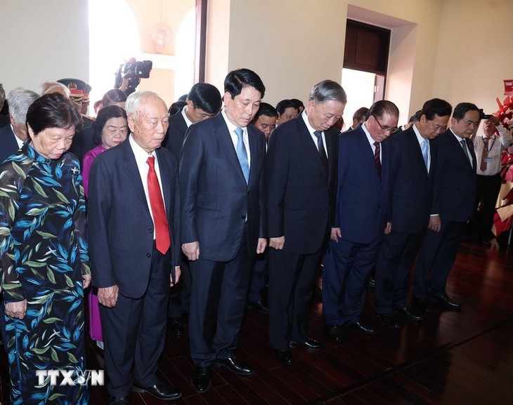 Lãnh đạo Đảng, Nhà nước dâng hương tưởng nhớ Chủ tịch Hồ Chí Minh và Chủ tịch Tôn Đức Thắng - ảnh 3