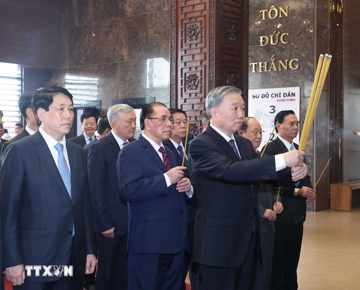 Lãnh đạo Đảng, Nhà nước dâng hương tưởng nhớ Chủ tịch Hồ Chí Minh và Chủ tịch Tôn Đức Thắng - ảnh 4