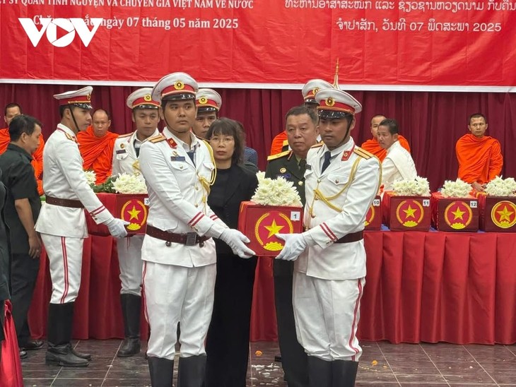 Bàn giao hài cốt liệt sĩ quân tình nguyện và chuyên gia Việt Nam hy sinh tại Nam Lào về nước - ảnh 1