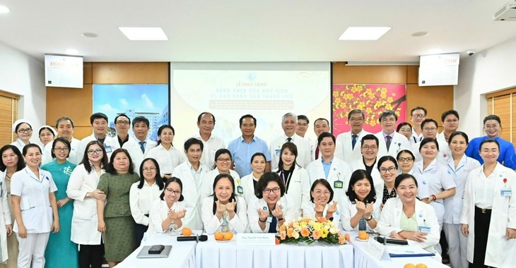 Khen thưởng đột xuất ê-kip thực hiện ca can thiệp tim bào thai cho sản phụ Singapore - ảnh 1