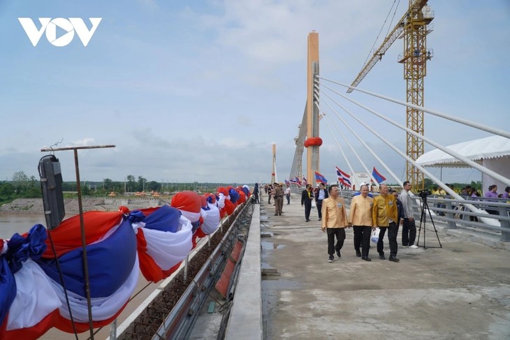 Hợp long cây cầu kết nối đường bộ ngắn nhất từ Thái Lan về Việt Nam - ảnh 2