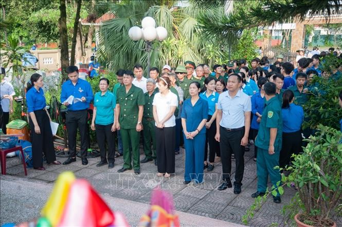 Hà Nội ra quân “Ngày cuối tuần xanh” tri ân các anh hùng liệt sĩ - ảnh 1