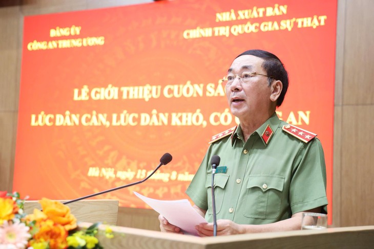 Lễ ra mắt sách “Lúc dân cần, lúc dân khó, có công an” kỷ niệm 80 năm Ngày truyền thống Công an nhân dân - ảnh 3