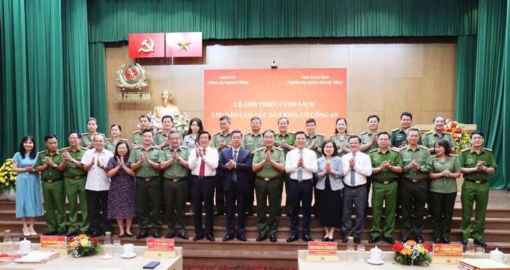 Lễ ra mắt sách “Lúc dân cần, lúc dân khó, có công an” kỷ niệm 80 năm Ngày truyền thống Công an nhân dân - ảnh 1