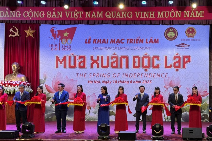 Triển lãm “Mùa xuân độc lập”: Dấu ấn nghệ thuật chào mừng 80 năm Cách mạng Tháng Tám và Quốc khánh 2/9 - ảnh 2
