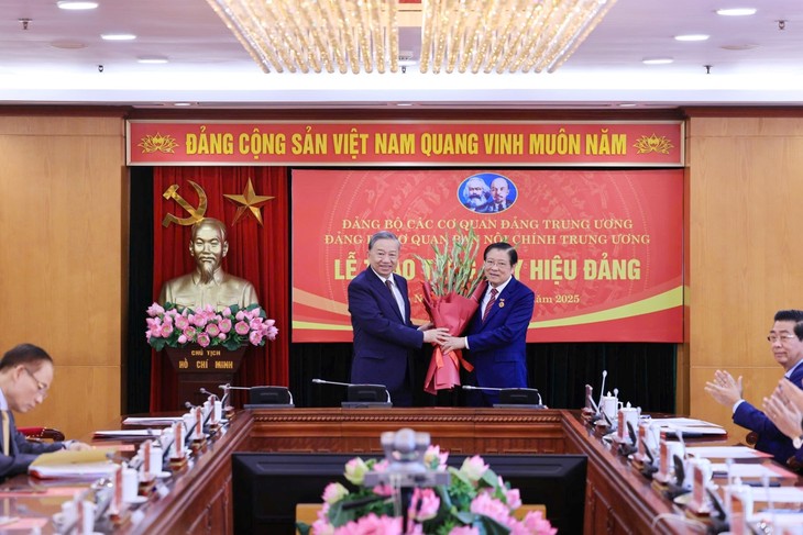 Tổng Bí thư Tô Lâm trao huy hiệu 45 năm tuổi Đảng tặng Trưởng Ban Nội chính Trung ương Phan Đình Trạc - ảnh 1