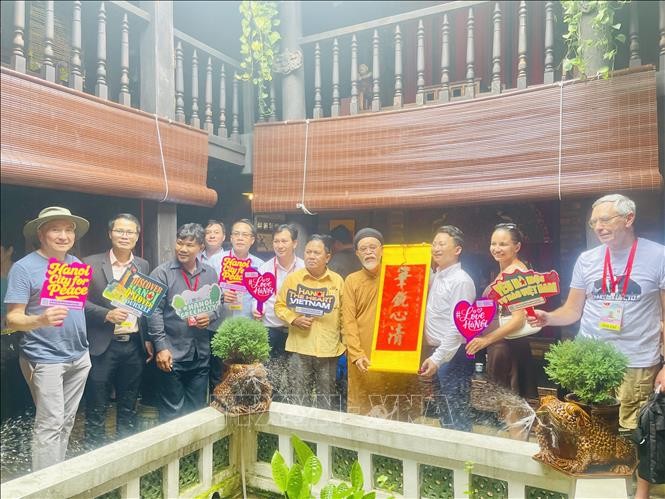 Đoàn phóng viên quốc tế tham quan làng gốm Bát Tràng nhân dịp 80 năm Quốc khánh 2/9 - ảnh 1