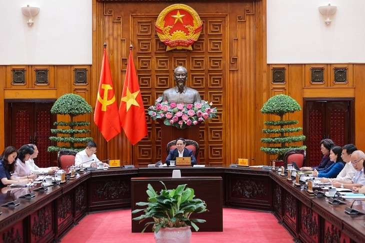 Kiên định thực hiện mục tiêu ổn định kinh tế vĩ mô, kiểm soát lạm phát, thúc đẩy tăng trưởng - ảnh 1