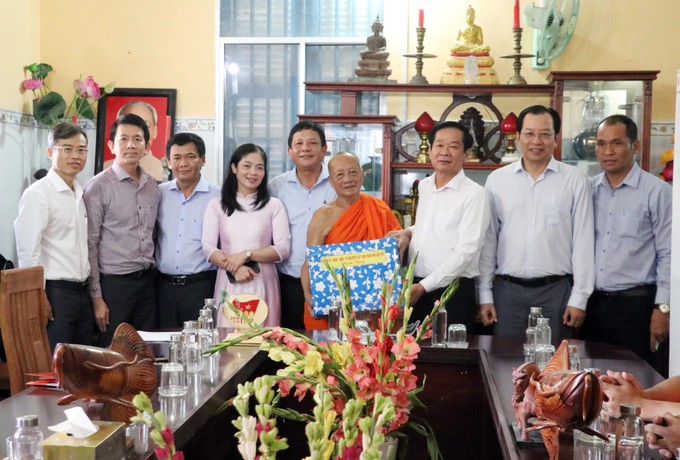 Thăm, tặng quà đồng bào Khmer nhân dịp Lễ Sene Dolta - ảnh 1