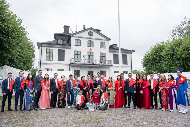 Đại sứ quán Việt Nam tại Thụy Điển tổ chức Lễ kỷ niệm 80 năm Quốc khánh: Thắt chặt hữu nghị, quảng bá văn hóa và ẩm thực - ảnh 4