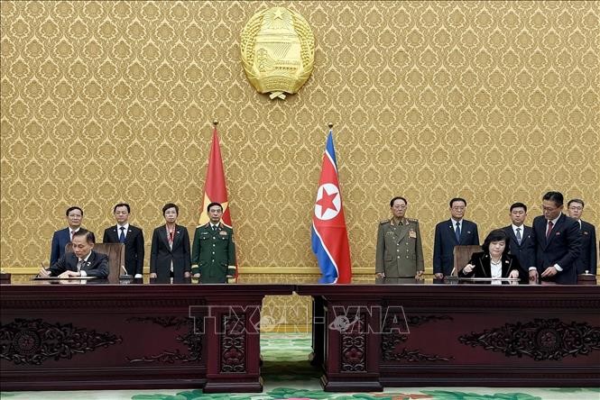 Lễ ký kết các văn kiện hợp tác song phương Việt Nam - Triều Tiên - ảnh 1