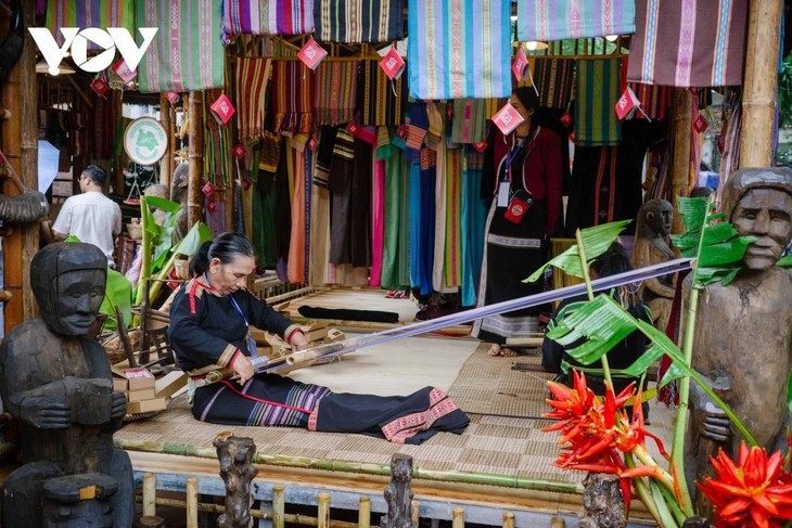 Nét đẹp làng nghề tại “Festival Thăng Long - Hà Nội 2025 - ảnh 3