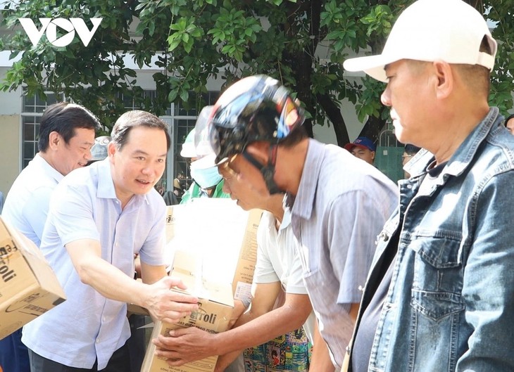 VOV phối hợp các đơn vị hỗ trợ 350 hộ dân vùng lũ Khánh Hòa - ảnh 2