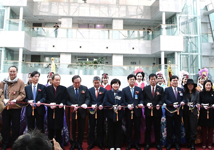 Hình ảnh Chủ tịch Hồ Chí Minh qua điêu khắc ánh sáng tại thủ đô Seoul - ảnh 1