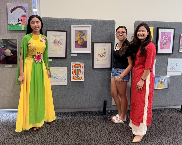 Các em nhỏ người Việt ở nước ngoài triển lãm tranh ủng hộ nạn nhân bão lũ - ảnh 1