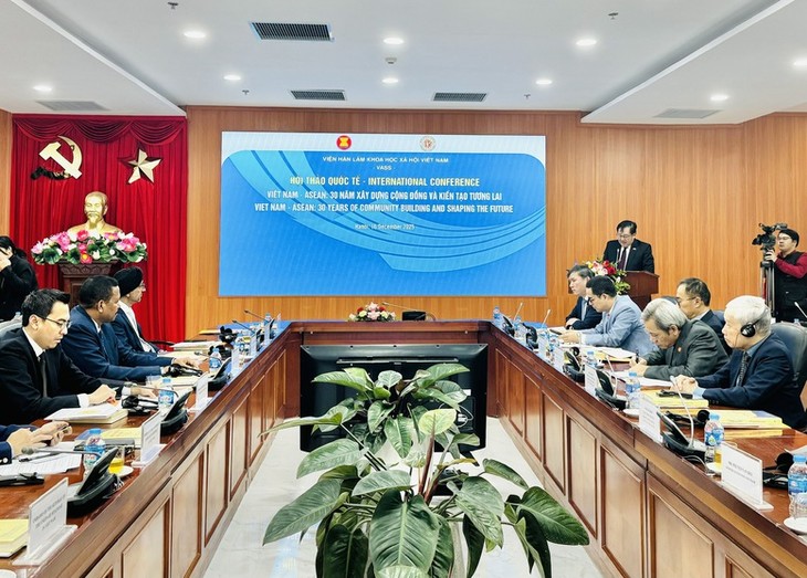 Việt Nam – ASEAN: 30 năm xây dựng cộng đồng và kiến tạo tương lai - ảnh 1