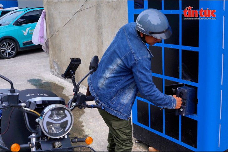 Thành phố Hồ Chí Minh đề xuất lắp 20.000 tủ đổi pin cho xe máy điện trên vỉa hè - ảnh 1