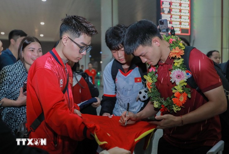 Đông đảo người hâm mộ đón Đội tuyển U22 Việt Nam về nước - ảnh 1