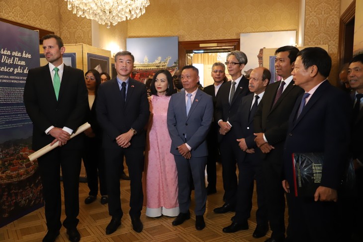 Sống động không gian trưng bày “Di sản văn hóa Việt Nam - Bảo tồn và phát triển” tại Cộng hòa Séc - ảnh 1