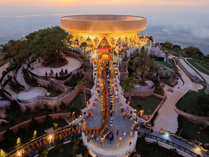 An vị tôn tượng Đức Phật Câu Na Hàm Mâu Ni trên đỉnh núi Bà Đen - ảnh 1