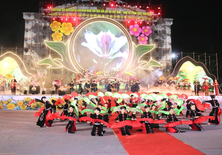 Giao lưu văn nghệ chào Xuân qua biên giới - ảnh 3