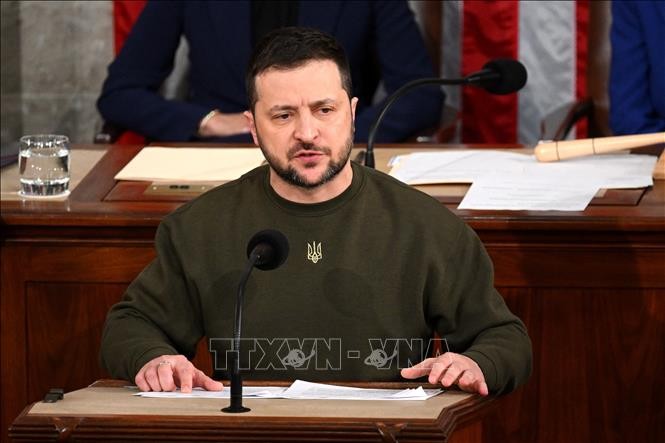 Zelensky meets Sunak, UK pledges more weapons - ảnh 1