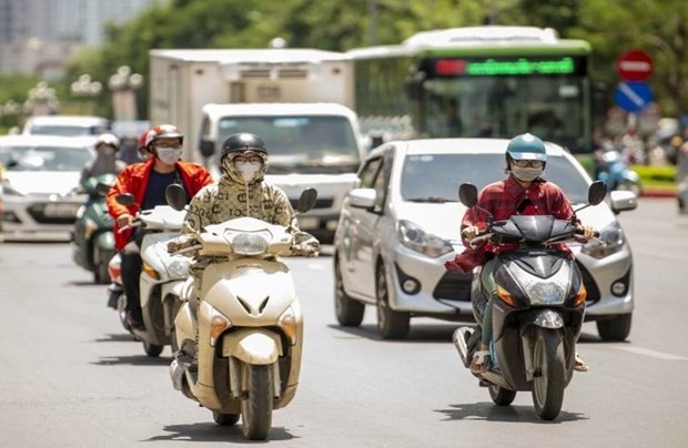 Hot weather continues scorching Vietnam - ảnh 1