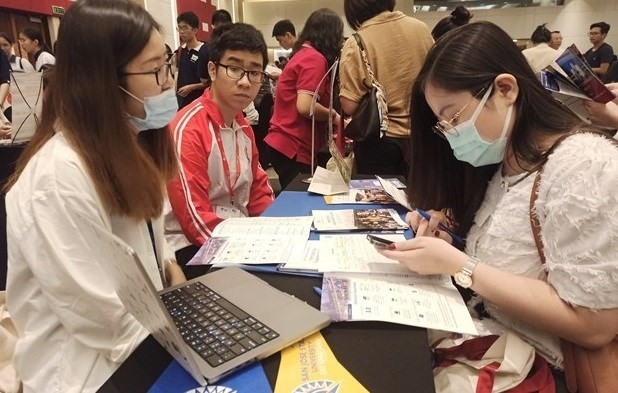 40,000 Vietnamese go abroad to study each year: MoET - ảnh 1