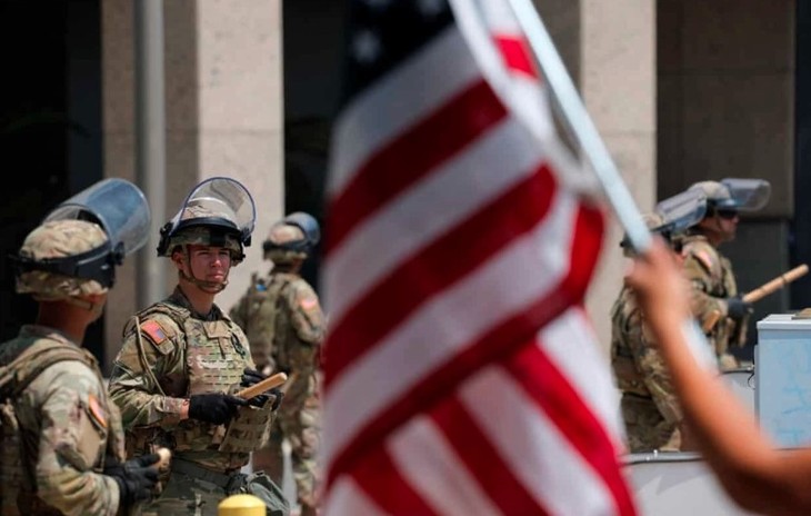 US Marines arrive in LA as Trump defends military deployment - ảnh 1