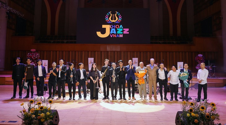 Beyond the stage: jazz guitarist’s dedication connects Vietnamese people with music - ảnh 5