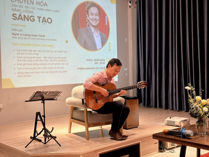 Beyond the stage: jazz guitarist’s dedication connects Vietnamese people with music - ảnh 4