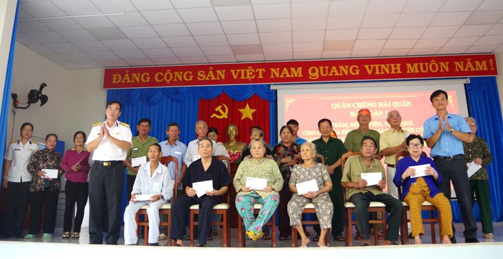 Naval Division 129 presents gifts of gratitude to families with meritorious services - ảnh 1