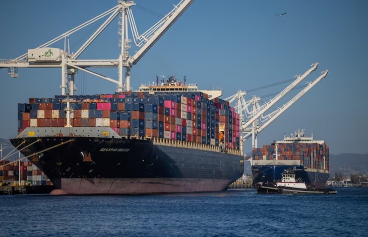 US President signs executive order to cut fentanyl-related tariffs on Chinese goods - ảnh 1