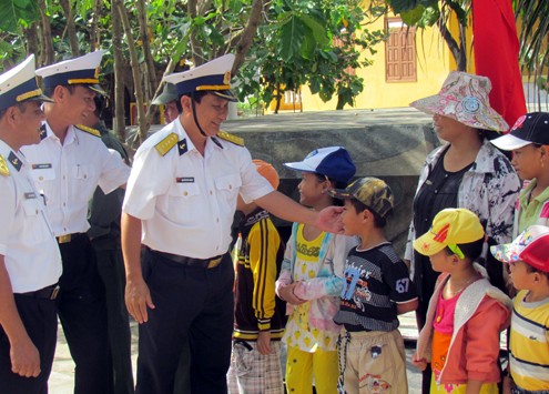 การเตรียมงานฉลองตรุษเต็ดให้แก่ทหารและประชาชนในอำเภอเกาะTrường Sa  - ảnh 1