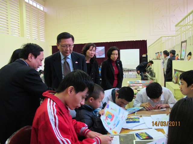 กิจกรรมการกุศลของสถานทูตไทยประจำเวียดนาม ณ โรงเรียนคนตาบอด NguyenDinhChieu - ảnh 9