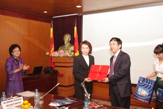 ประธานสถานีวิทยุเวียดนามให้การต้อนรับคณะผู้แทนกรมประชาสัมพันธ์ไทย - ảnh 4