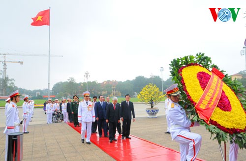 บรรดาผู้นำพรรคและรัฐเคารพศพประธานโฮจิมินห์ในโอกาสรำลึกครบรอบ๖๘ปีวันชาติเวียดนาม - ảnh 1