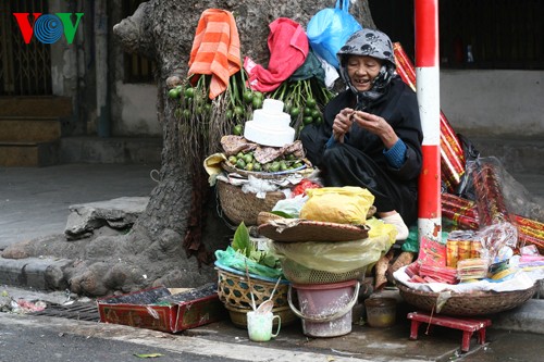 ประเพณีไปทำบุญที่วัดในวันขึ้นปีใหม่ - ảnh 2