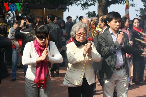 ประเพณีไปทำบุญที่วัดในวันขึ้นปีใหม่ - ảnh 8