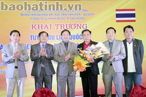 เปิดเส้นทางท่องเที่ยวระหว่างจังหวัดห่าติ๋งกับจังหวัดสกลนคร - ảnh 1