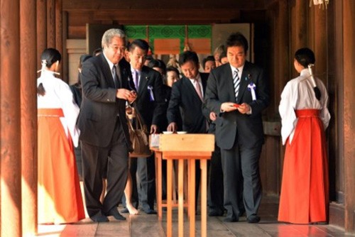 สาธารณรัฐเกาหลีและจีนตำหนิการเยือนศาลเจ้ายาสุคุนิของส.ส.ญี่ปุ่น - ảnh 1