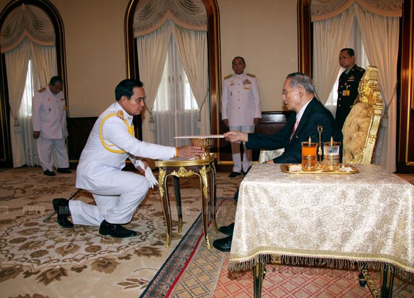 พระบาทสมเด็จพระเจ้าอยู่หัวทรงลงพระปรมาภิไธยรัฐธรรมนูญฉบับชั่วคราว - ảnh 1