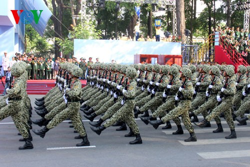 งานซ้อมใหญ่พิธีฉลองครบรอบ๔๐ปีวันปลดปล่อยภาคใต้และรวมประเทศเป็นเอกภาพที่นครโฮจิมินห์ - ảnh 11