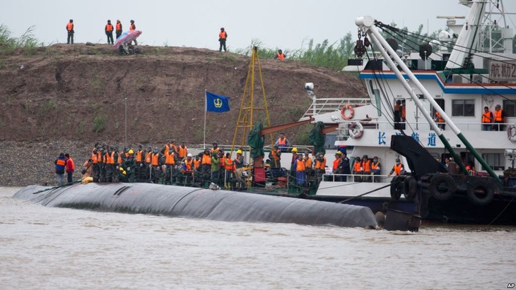 จำนวนผู้เสียชีวิตจากเหตุเรือจีนอัปปางเพิ่มขึ้นอย่างต่อเนื่อง - ảnh 1