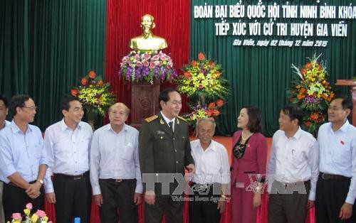 ผู้นำพรรคและรัฐพบปะกับผู้มีสิทธิ์เลือกตั้งของท้องถิ่นต่างๆ - ảnh 1