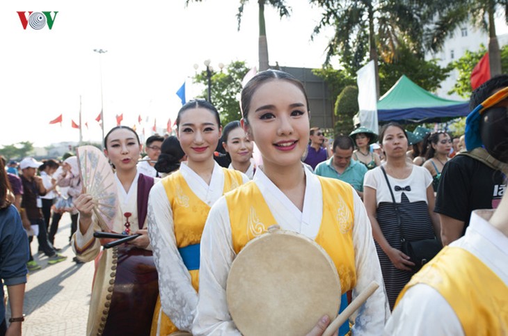 เทศกาลท้องถนน “มรดกและสีสันวัฒนธรรม”  - ảnh 4