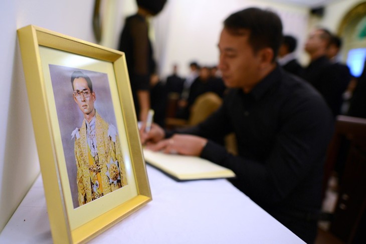 พิธีไว้อาลัยพระบาทสมเด็จพระเจ้าอยู่หัวภูมิพลอดุลยเดชในกรุงฮานอยและนครโฮจิมินห์ - ảnh 11