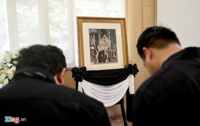 พิธีไว้อาลัยพระบาทสมเด็จพระเจ้าอยู่หัวภูมิพลอดุลยเดชในกรุงฮานอยและนครโฮจิมินห์ - ảnh 15