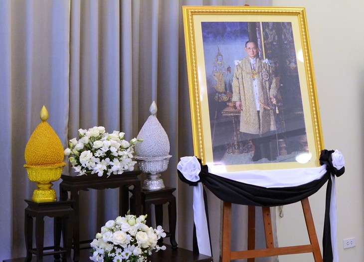 พิธีไว้อาลัยพระบาทสมเด็จพระเจ้าอยู่หัวภูมิพลอดุลยเดชในกรุงฮานอยและนครโฮจิมินห์ - ảnh 2