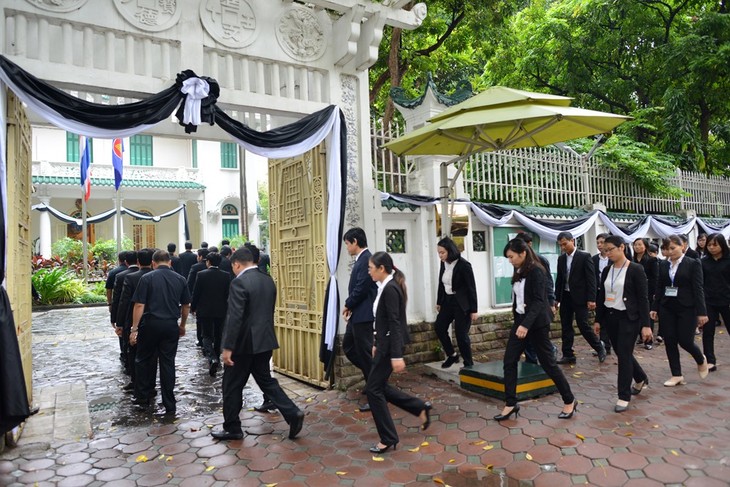 พิธีไว้อาลัยพระบาทสมเด็จพระเจ้าอยู่หัวภูมิพลอดุลยเดชในกรุงฮานอยและนครโฮจิมินห์ - ảnh 4